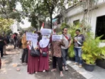 Dihadang! Aksi Demo Depan Rumah Jokowi di Solo hingga Massa Sampaikan Aspirasi Dihadang! Aksi Demo Depan Rumah Jokowi di Solo hingga Massa Sampaikan Aspirasi