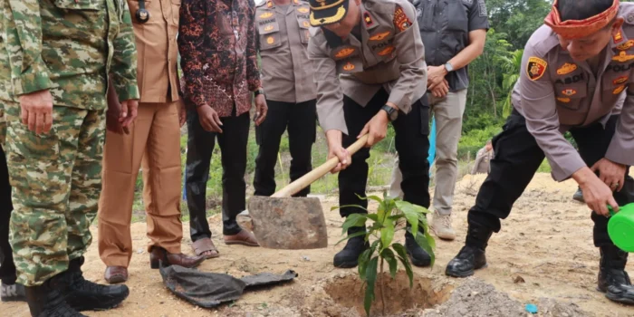 Aksi Nyata Pelestarian Lingkungan, Kapolres Torut Pimpin Green Policing Bersihkan Terminal Bolu