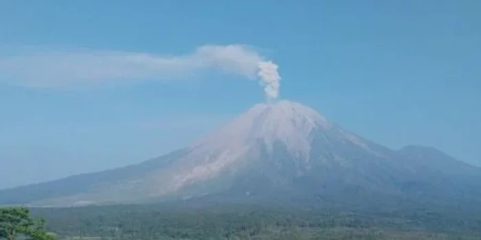 Aktivitas Vulkanik Meningkat: Gunung Semeru Erupsi Tiga Kali Letusan Capai 900 Meter di Atas Puncak