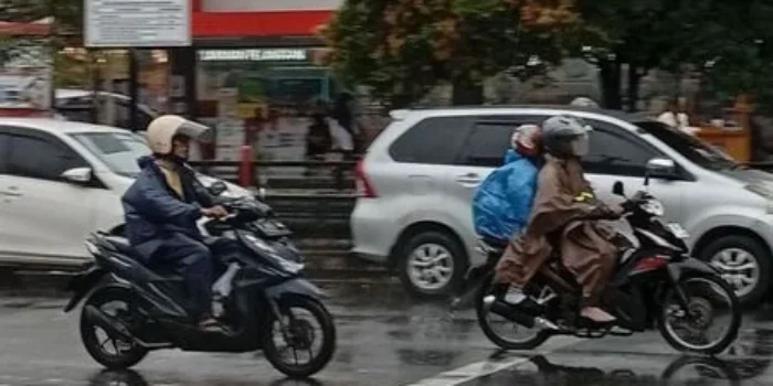 Waspada Potensi Cuaca Senin 26 Oktober Hujan Merata di Wilayah Jabodetabek